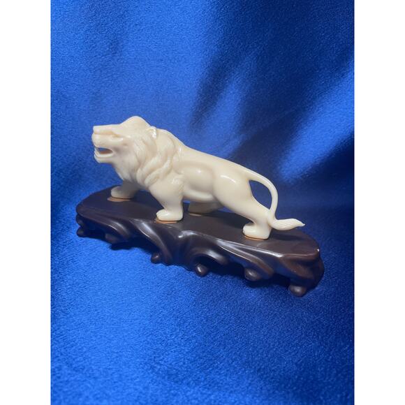 Vintage Vita Heavy Plastic White Lion on Brown Base - Picture 7 of 10